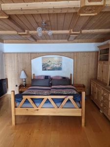 een slaapkamer met een houten bed in een kamer bij Ferienwonung mit 3 Schlafzimmer in Pullenreuth