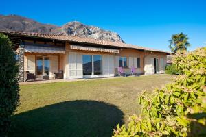 Nespecifikovaný výhled na hory nebo výhled na hory při pohledu z prázdninového domu