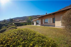 Nespecifikovaný výhled na hory nebo výhled na hory při pohledu z prázdninového domu + 18 fotografií