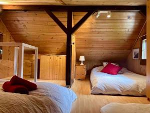 Ένα ή περισσότερα κρεβάτια σε δωμάτιο στο Le Petit Mayen