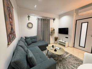 Μια τηλεόραση ή/και κέντρο ψυχαγωγίας στο Hidden Gem 2BR Apartment Loutraki