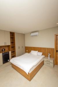 Un dormitorio con una gran cama blanca. en Nexus Hostel, en Hurghada