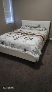 Ένα ή περισσότερα κρεβάτια σε δωμάτιο στο One Bedroom Basement Suite