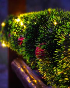 Nahaufnahme eines grünen Weihnachtsbaums in der Unterkunft Etno Kutak Purtić in Ljubovija