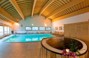 Bazén v ubytování Les 3 Vallées, Appartement Montagnard avec Spa et Piscine nebo v jeho okolí