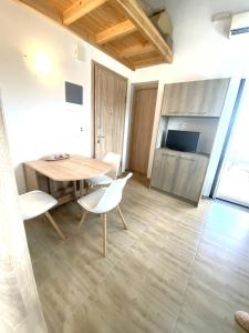 a dining room with a table and chairs and a kitchen at Theo apartment with Balcony in Marathias