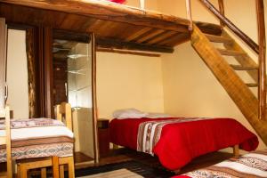 a bedroom with two bunk beds and a ladder at Casa rústica Pumayalli in Urubamba