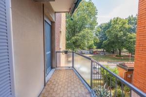 balcón con vistas a un parque en Easy Parking - Air Conditioning - Balcony - Quiet, en Cinisello Balsamo