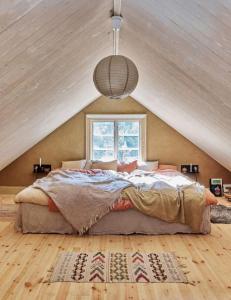 Postel nebo postele na pokoji v ubytování Historic Blacksmith House From 1740 In Bennebols Bruk