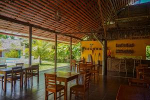 une salle à manger avec des tables et des chaises en bois dans l'établissement Maloca Inn, à Sauce