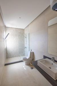 Un baño con inodoro, lavabo y bañera. en Nexus Hostel, en Hurghada