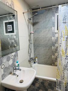 Ένα μπάνιο στο Quiet area studio, fully furnished and ready now u