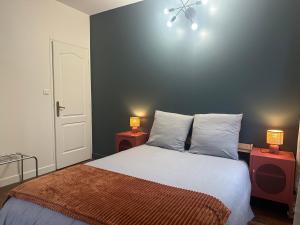 Postel nebo postele na pokoji v ubytování Le Charlet, Entre Marais et Coeur de ville + 6 fotografií