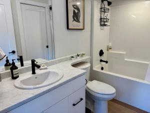 Phòng tắm tại Island Coastal Retreat, Walk to Beach Access