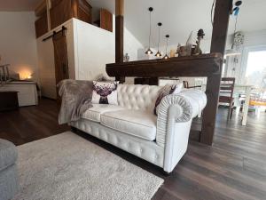 Un sofá blanco en una sala de estar. en Vara Hemma, en Smedamåla