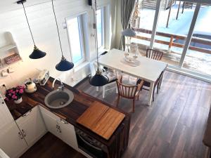 Una cocina y un comedor con mesa y sillas. en Vara Hemma, en Smedamåla