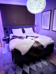 Postel nebo postele na pokoji v ubytování Aurora City penthouse