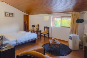 una camera da letto con un letto e un soggiorno di Aldeia da Graça a Guimarães Altre 23 foto