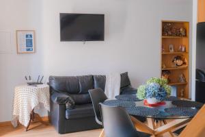 un soggiorno con tavolo e divano in pelle di Aldeia da Graça a Guimarães