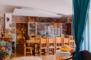 una sala da pranzo con tavolo e sedie di Aldeia da Graça a Guimarães