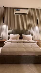 En eller flere senge i et værelse på Deluxe Studio Self Check In + 10 billeder