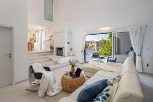 Χώρος καθιστικού στο Luxury Villa Mila for 8 Persons, Free Parking, 800 m from center of Supetar