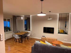 una sala de estar con una mesa y un sofá en Home4You, en Cracovia