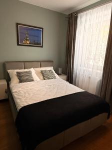 Un dormitorio con una cama grande y una ventana. en Home4You, en Cracovia
