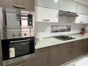 非斯prestigia fes luxury appartement的配有炉灶和微波炉的厨房