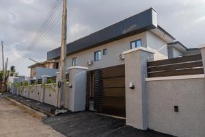 una casa con garaje y entrada en Atelier Lux Homes- Modern Service Apartments with Amazing Designs, en Ibadán
