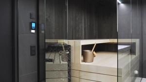 ヘルシンキにあるDesign home with sauna and spa in central Helsinkiのバケツが入ったベンチのある部屋