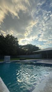 JicaralCabinas Los Cedros的一座云天的大型游泳池