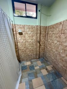 JicaralCabinas Los Cedros的带淋浴和窗户的浴室