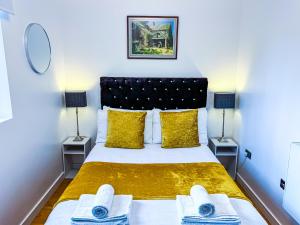 Postel nebo postele na pokoji v ubytování Elegant 1 bed flat, Sleeps 4, Free parking, Pet friendly, Pudsey, Leeds