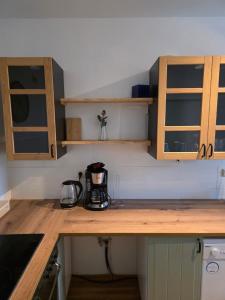 - un comptoir de cuisine avec une cafetière dans l'établissement Ferienwohnung Neukieritzsch, à Neukieritzsch