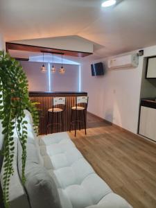 un salon avec un canapé et un bar dans l'établissement Lindo estudio con espectacular vista, à Carthagène des Indes 43 autres photos
