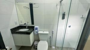 un bagno con wc, lavandino e doccia di Flat & Hotel Executive a Confresa Altre 23 foto