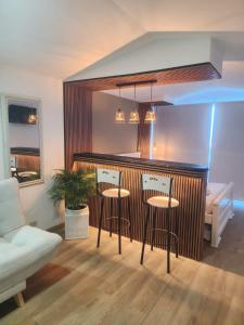 une cuisine avec trois tabourets de bar dans une pièce dans l'établissement Lindo estudio con espectacular vista, à Carthagène des Indes