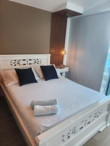 une chambre avec un grand lit blanc avec des oreillers bleus dans l'établissement Lindo estudio con espectacular vista, à Carthagène des Indes