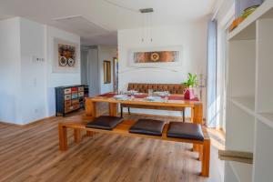 a living room with a table and a bench at Ammersee-Nest Dießen in Dießen am Ammersee