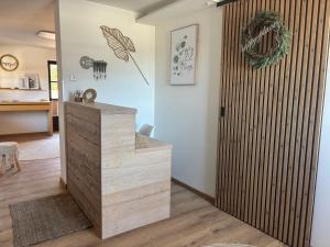 Una habitación con una puerta de madera con un mostrador. en Pension Stöllinger mit Traumausblick, en Fuschl am See 81 fotos más