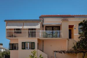 an image of a house with a balcony at Studio Apartment "Dida" with Free Private Parking in Solin