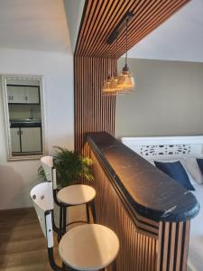 un bar avec deux chaises et un piano dans une pièce dans l'établissement Lindo estudio con espectacular vista, à Carthagène des Indes