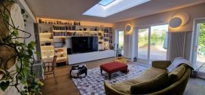 3 Bedroom Country Family Home near Masham في ماشام: غرفة معيشة مع أريكة وتلفزيون