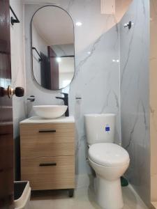 une salle de bain avec toilettes, lavabo et miroir dans l'établissement Lindo estudio con espectacular vista, à Carthagène des Indes