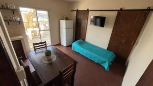 Casa solo familias في مار ديل بلاتا: مطبخ صغير مع طاولة وثلاجة