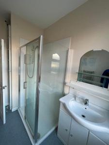 Ένα μπάνιο στο Simple basic flat apartment studio