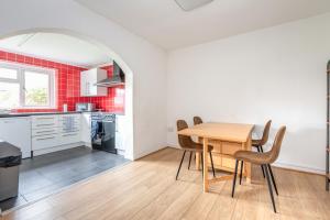 Η κουζίνα ή μικρή κουζίνα στο Serene 5BR - A Cozy Home Away From Home +20 φωτογραφίες