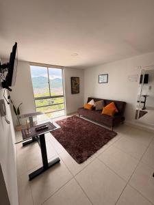 a living room with a couch and a table at Apartamento en Manizales in Manizales
