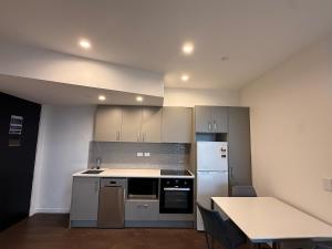 Η κουζίνα ή μικρή κουζίνα στο City life Skytower view With Balcony Family Retreat